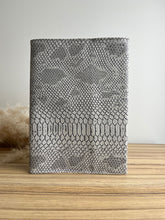 Charger l'image dans la galerie, Protège carnet de santé personnalisé Croco gris
