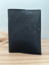 Charger l'image dans la galerie, Protège carnet de santé personnalisé Croco noir