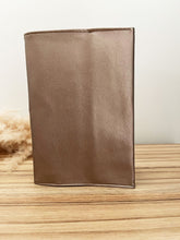 Charger l'image dans la galerie, Protège carnet de santé personnalisé Simili cuir bronze