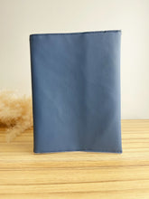 Charger l'image dans la galerie, Protège carnet de santé personnalisé Simili cuir marine