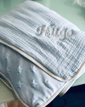 Charger l'image dans la galerie, Couverture bébé personnalisée double gaze Bleu ciel biais argent