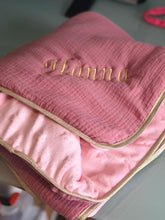 Charger l'image dans la galerie, Couverture bébé personnalisée double gaze Blush biais doré