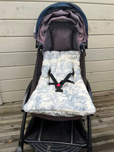 Charger l'image dans la galerie, Matelas poussette réversible personnalisé Toile de jouy marine