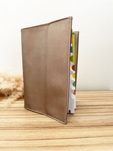 Charger l'image dans la galerie, Protège carnet de santé personnalisé Simili cuir bronze