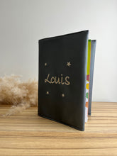 Charger l'image dans la galerie, Protège carnet de santé personnalisé Simili cuir carbone