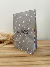 Charger l'image dans la galerie, Protège carnet de santé personnalisé Stars gris
