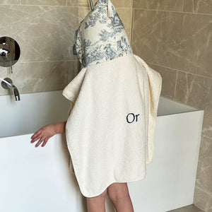 Poncho de bain enfant personnalisé Toile de jouy marine éponge crème