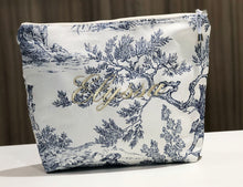 Charger l&#39;image dans la galerie, Trousse de toilette personnalisée Toile de jouy marine
